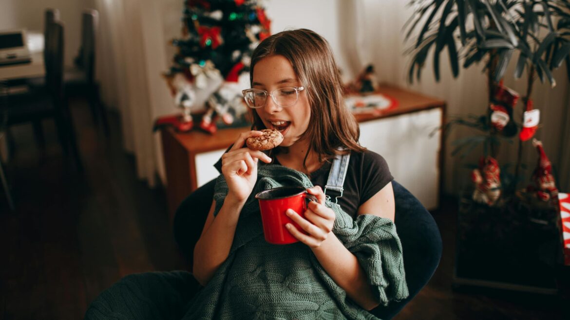 woman eating to fuil